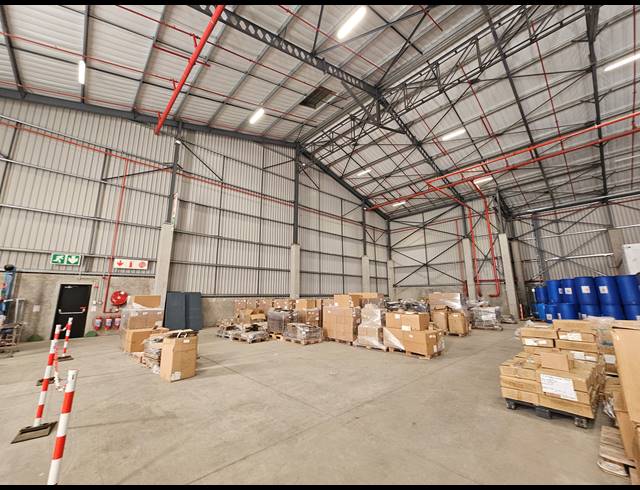 3,500M² WAREHOUSE TO LET IN LONGLAKE